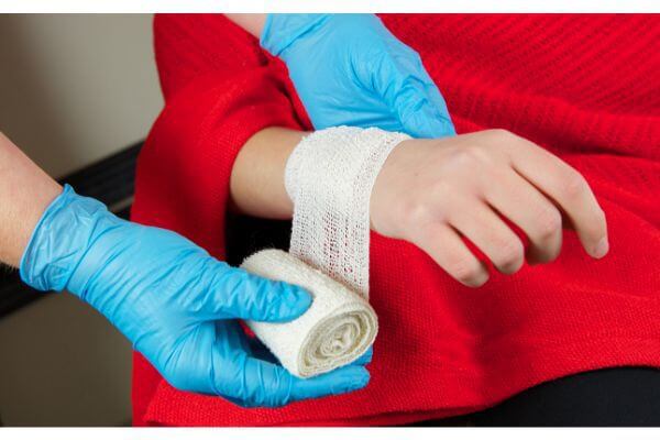 Why Giving First Aid Matters for Workplace Injuries
